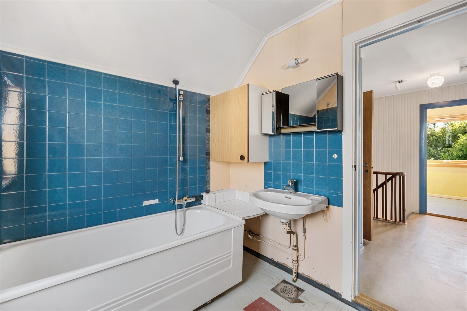 Her finner du badekar m/dusjgarnityr på vegg og vegghengt servant Galleribilde