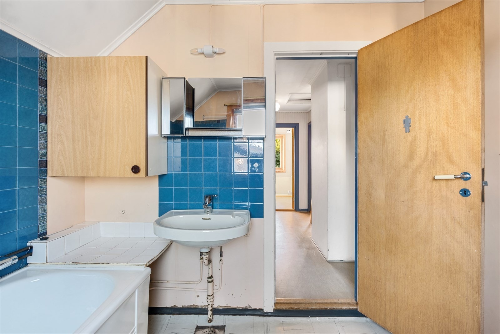 Eldre bad med vinylfliser på gulv og vegger fliser/malte vegger (Rommet har fått TG3 av takstmann og må renoveres) Galleribilde