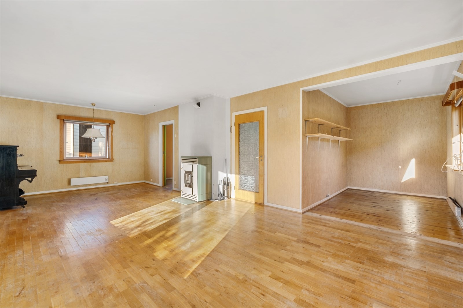 Stuen er romslig og ikke minst møbleringsvennlig - Den innerste stuekroken var opprinnelig soverom og ved behov kan man fint tilbakeføre dette slik at man får fire soverom Galleribilde