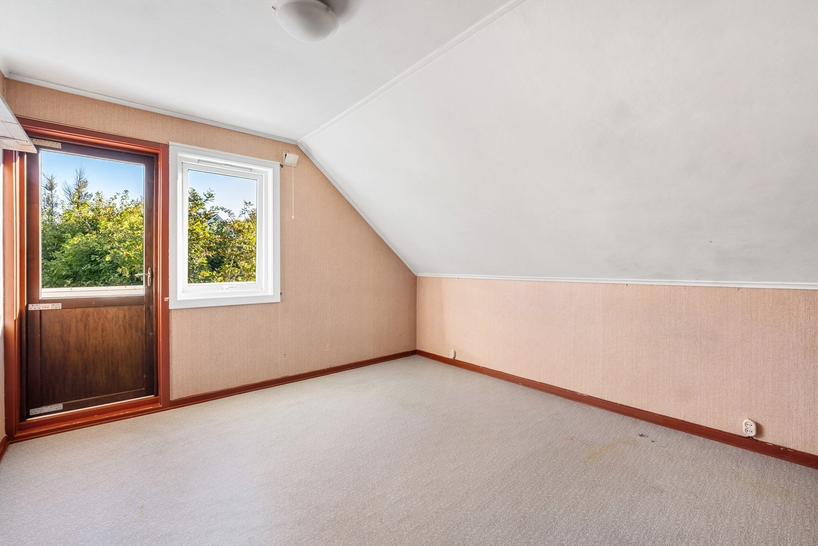 Soverom I - Hovedsoverommet har god plass til dobbeltseng og utgang til en fin sørøst-vendt balkong Galleribilde