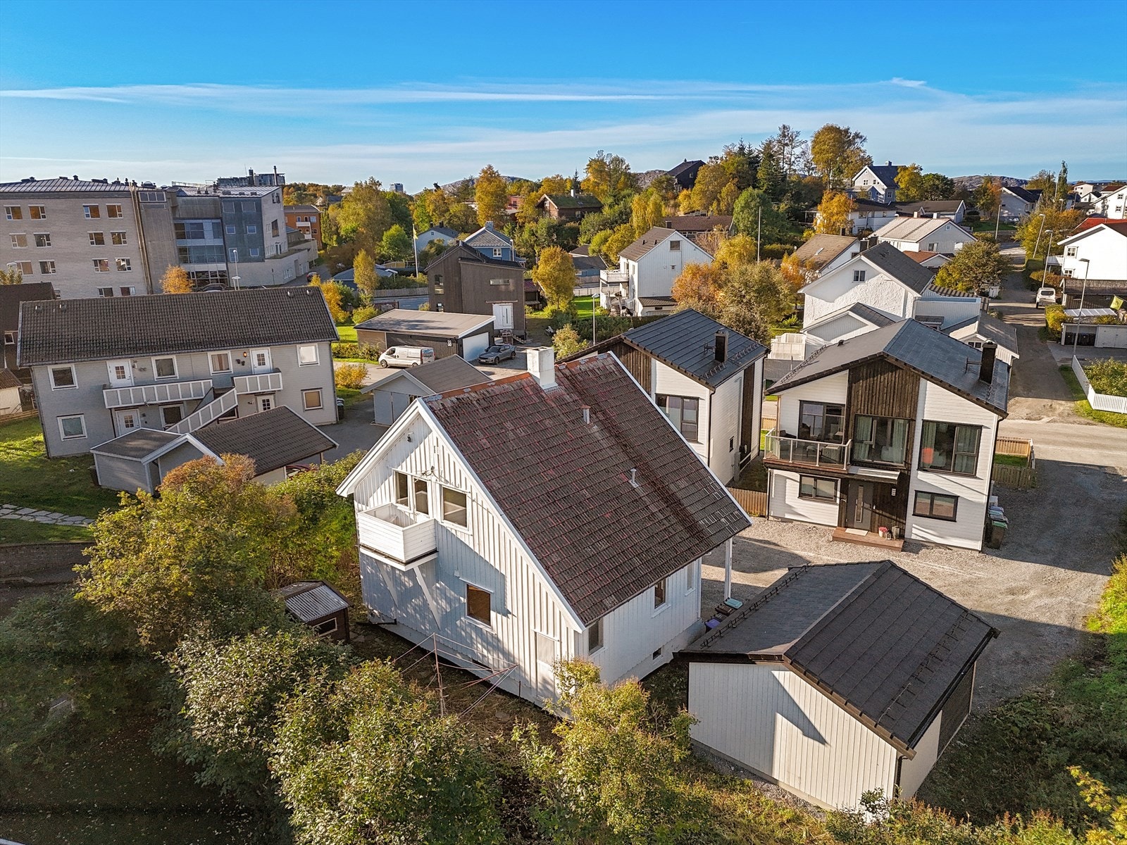 Boligen er del av et sameiet bestående av totalt 3 seksjoner (tre eneboliger med felles tomt) - Nevnte bolig ligger innerst på tomten med tilhørende halvpart av carport fra 2022 Galleribilde
