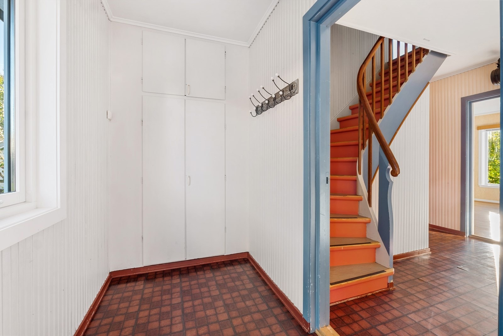 Du ønskes velkommen inn i en kjekk entrè med plassbygde skap som gir mye oppbevaringsplass Galleribilde