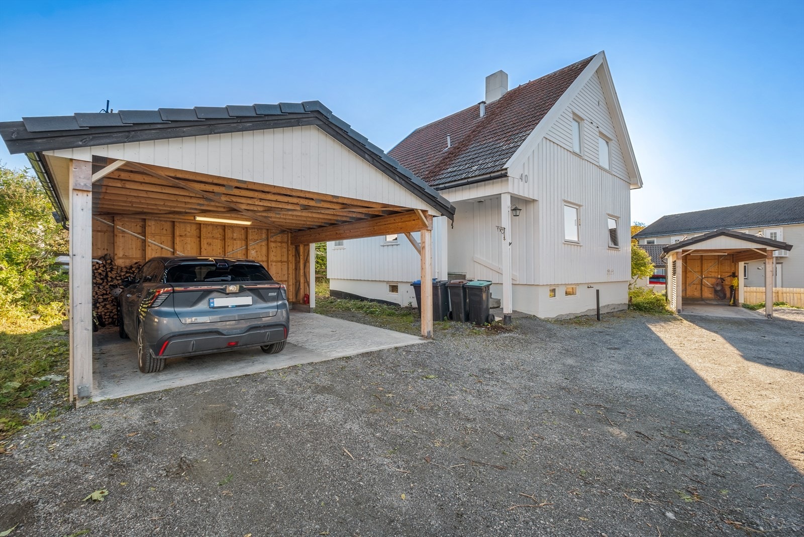 Det medfølger halvpart av dobbel carport og fra parkeringen er det kun noen få skritt til det overbygde inngangspartiet Galleribilde