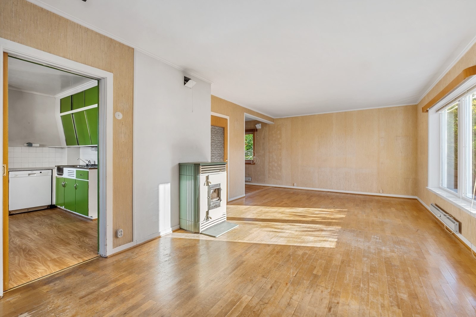 Det er adkomst til kjøkkenet fra gangen og via skyvedør fra stuen Galleribilde