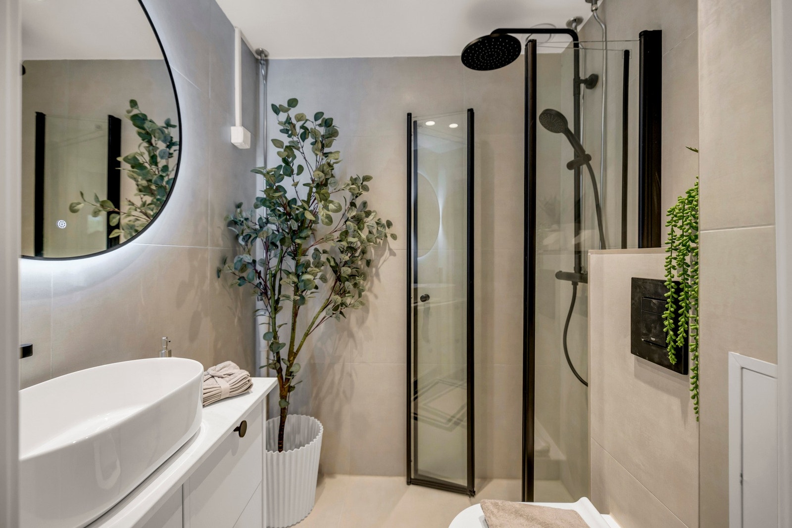 Opplegg og plass til full størrelse vaskemaskin og tørketrommel Galleribilde