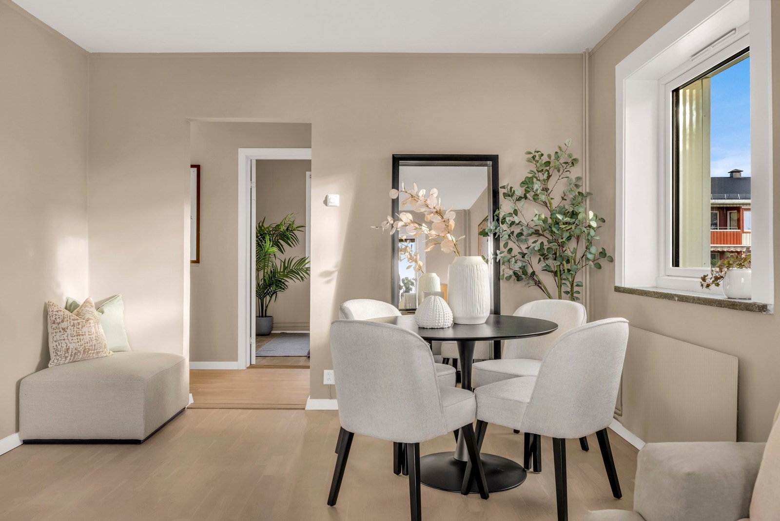 God plass til spisebord ved vindu Galleribilde