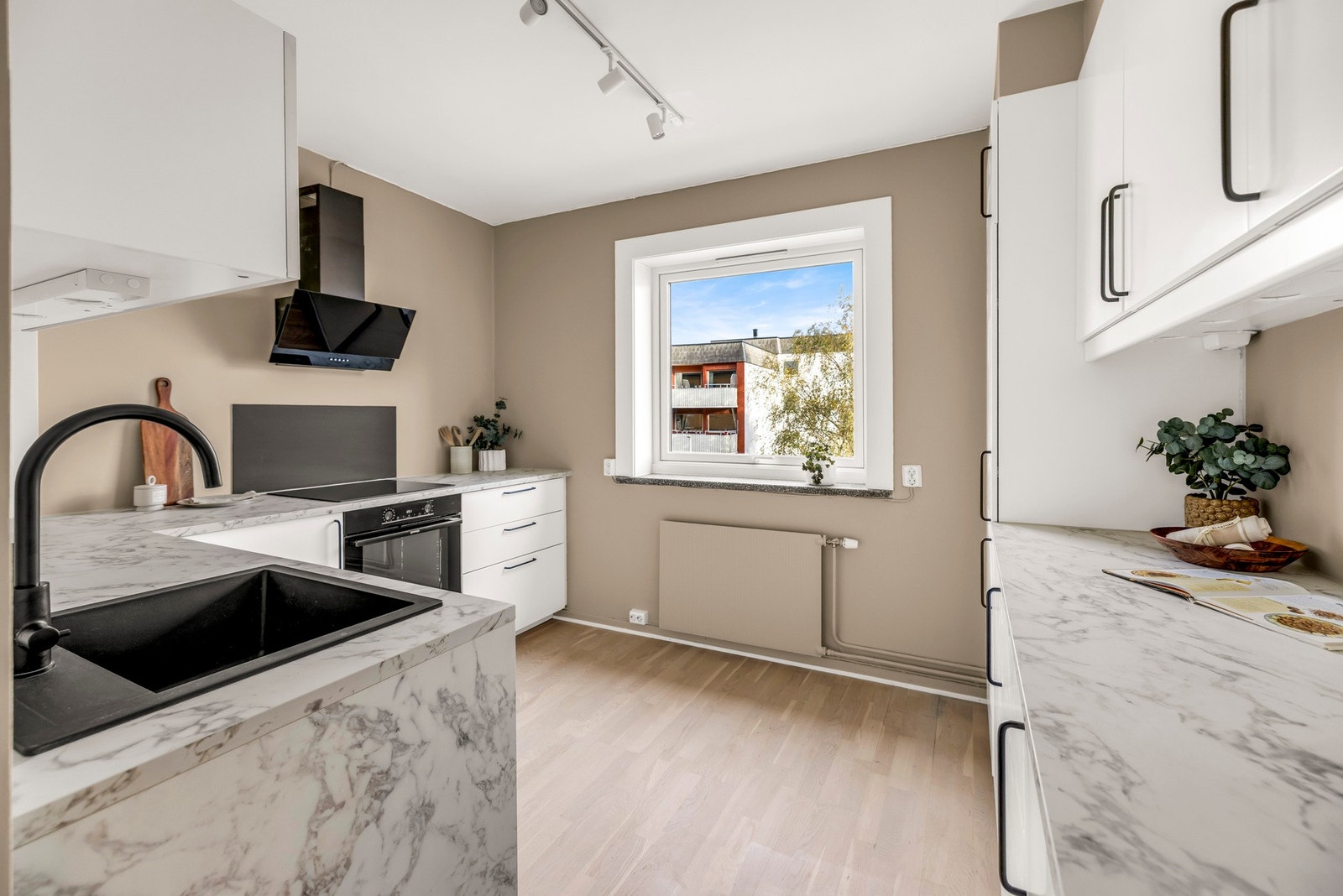 Flott kjøkken med integrerte hvitevarer Galleribilde