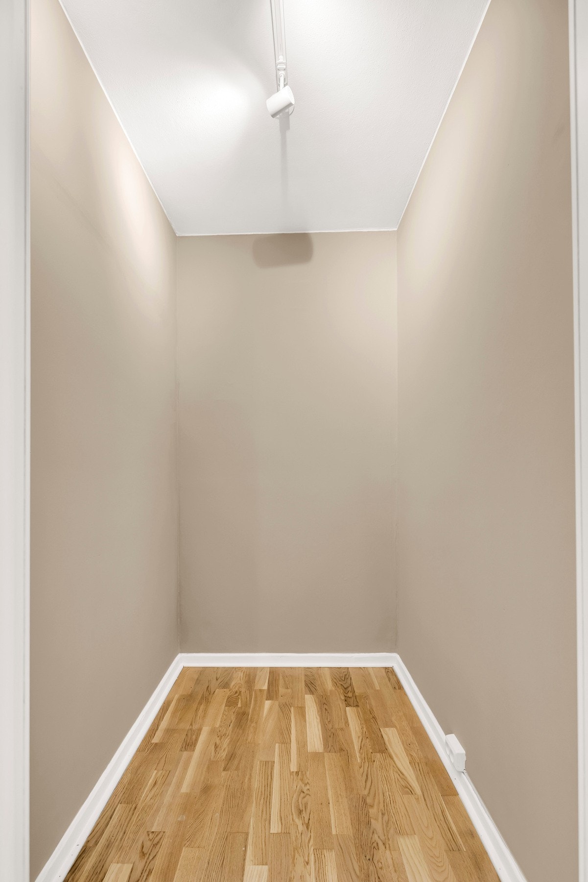 Walk-in closet/garderoberom/bod Galleribilde