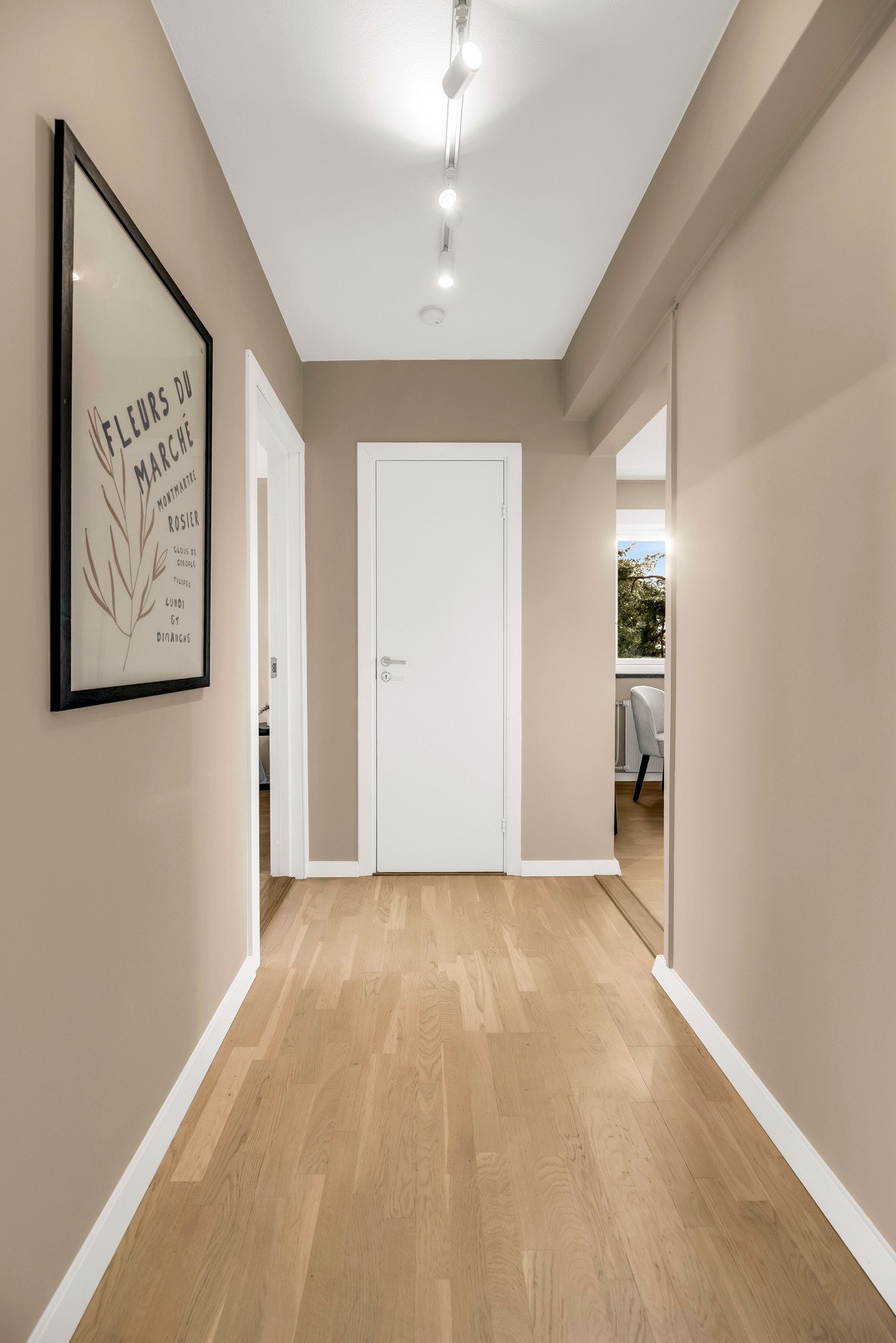 Entré med walk-in closet/garderoberom/bod Galleribilde