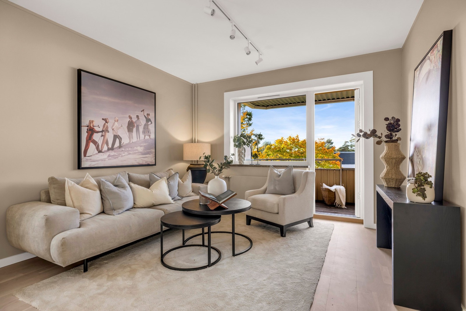 God planløsning med 2 store soverom og romslig stue med god plass til sofagruppe og spisebord Galleribilde