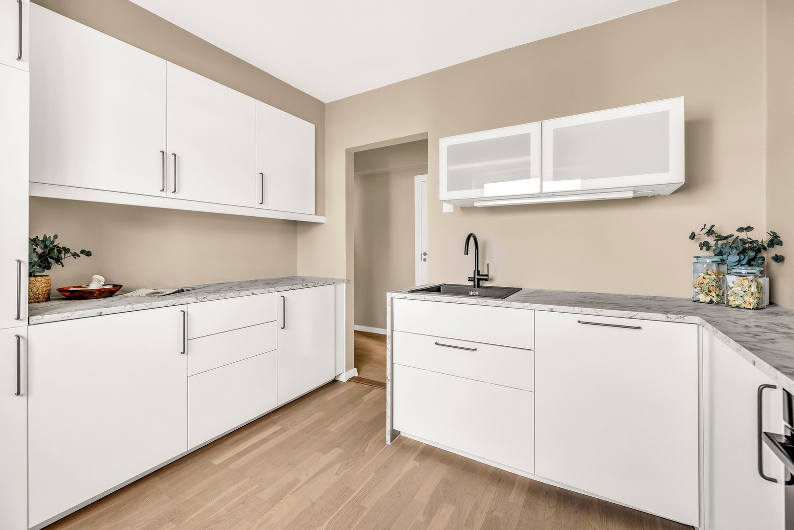 God benk- og skapplass Galleribilde