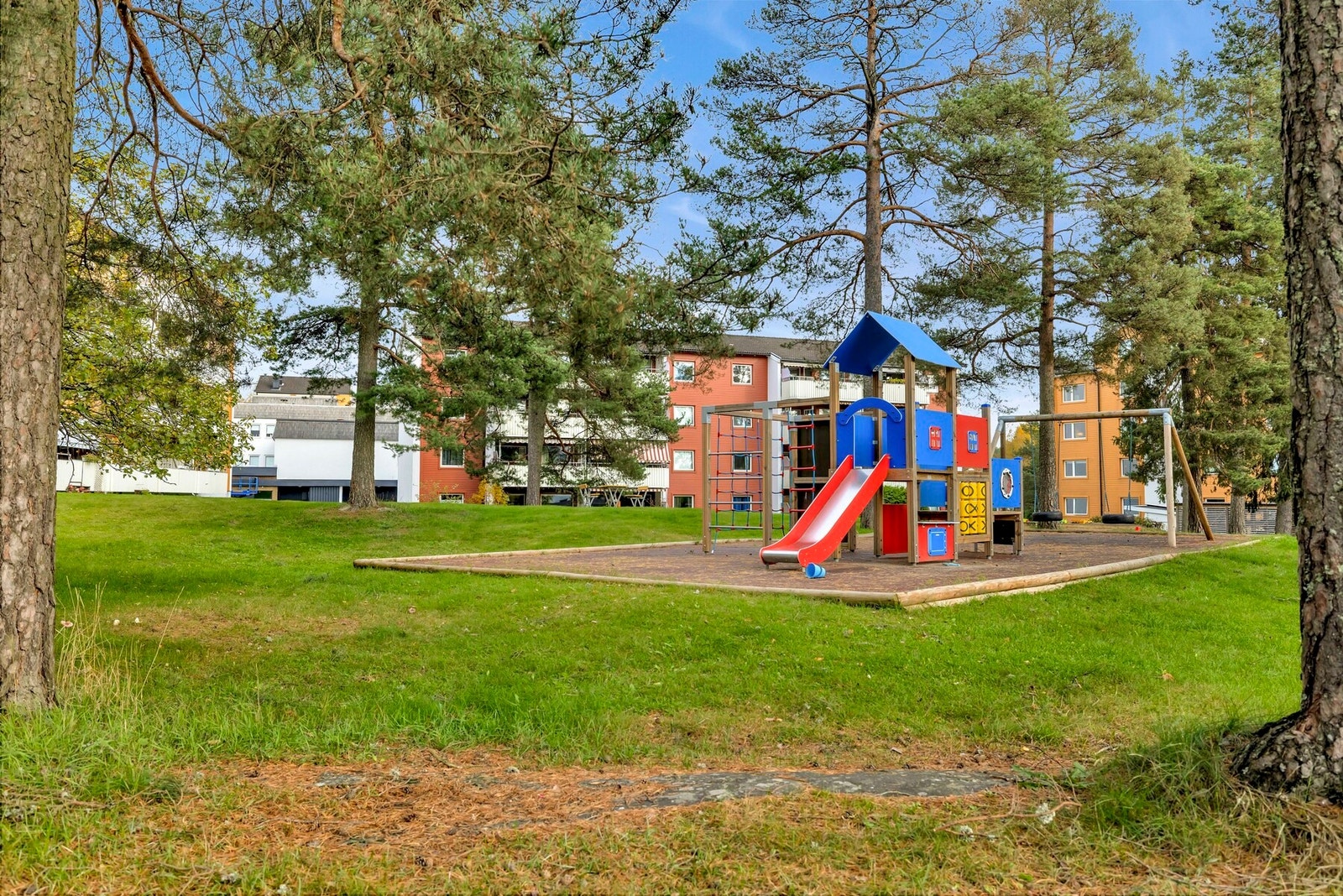 Borettslaget har flere flott friområder med lekeplasser og sittegrupper Galleribilde