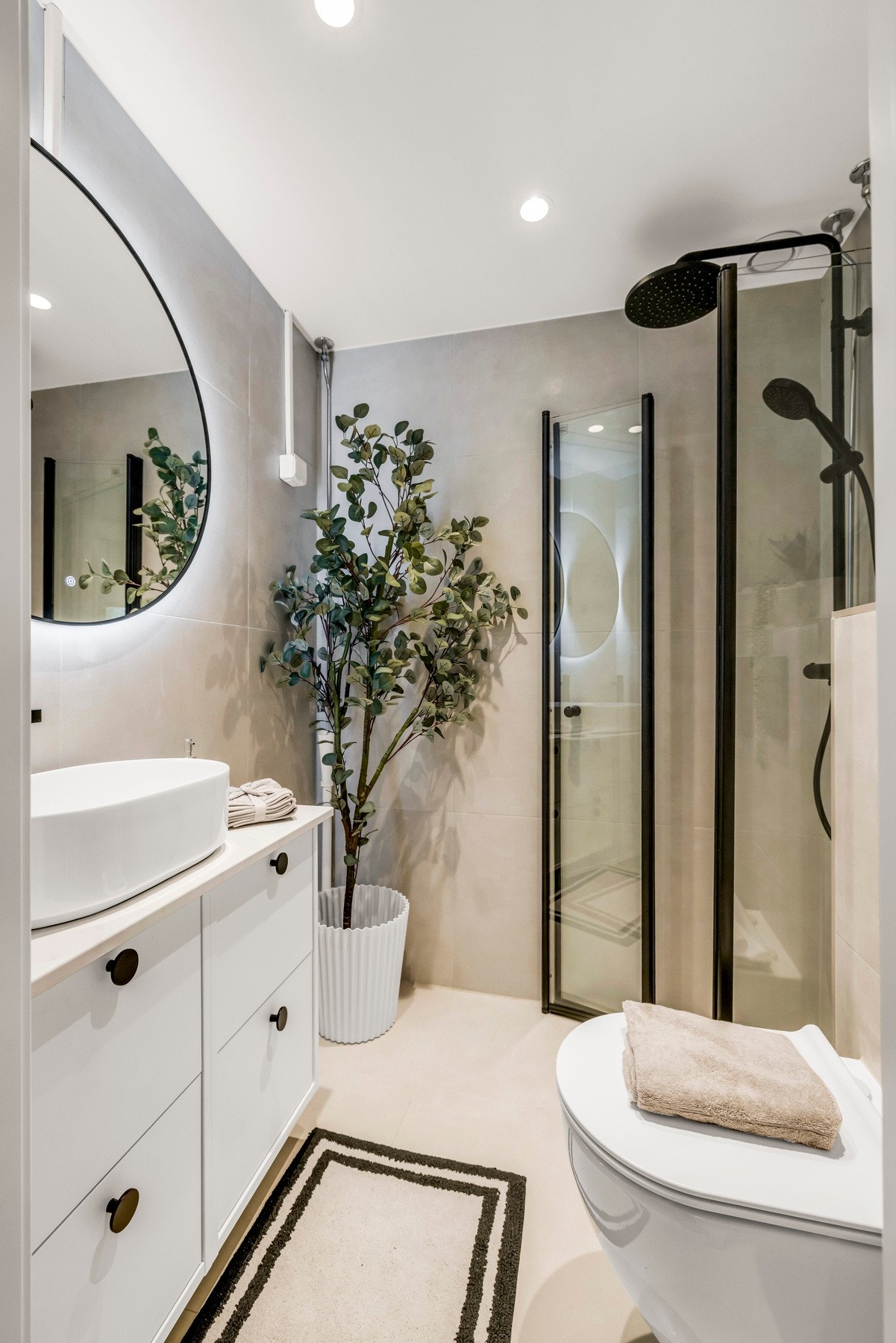 Delikat bad pusset opp med nye fliser og innredning i 2025 Galleribilde