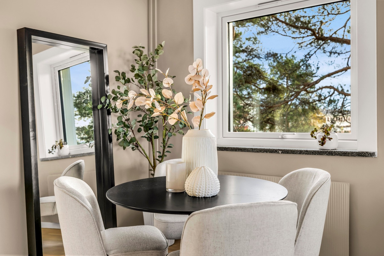 Ekstra vindu i stuen som gir gode lysforhold Galleribilde