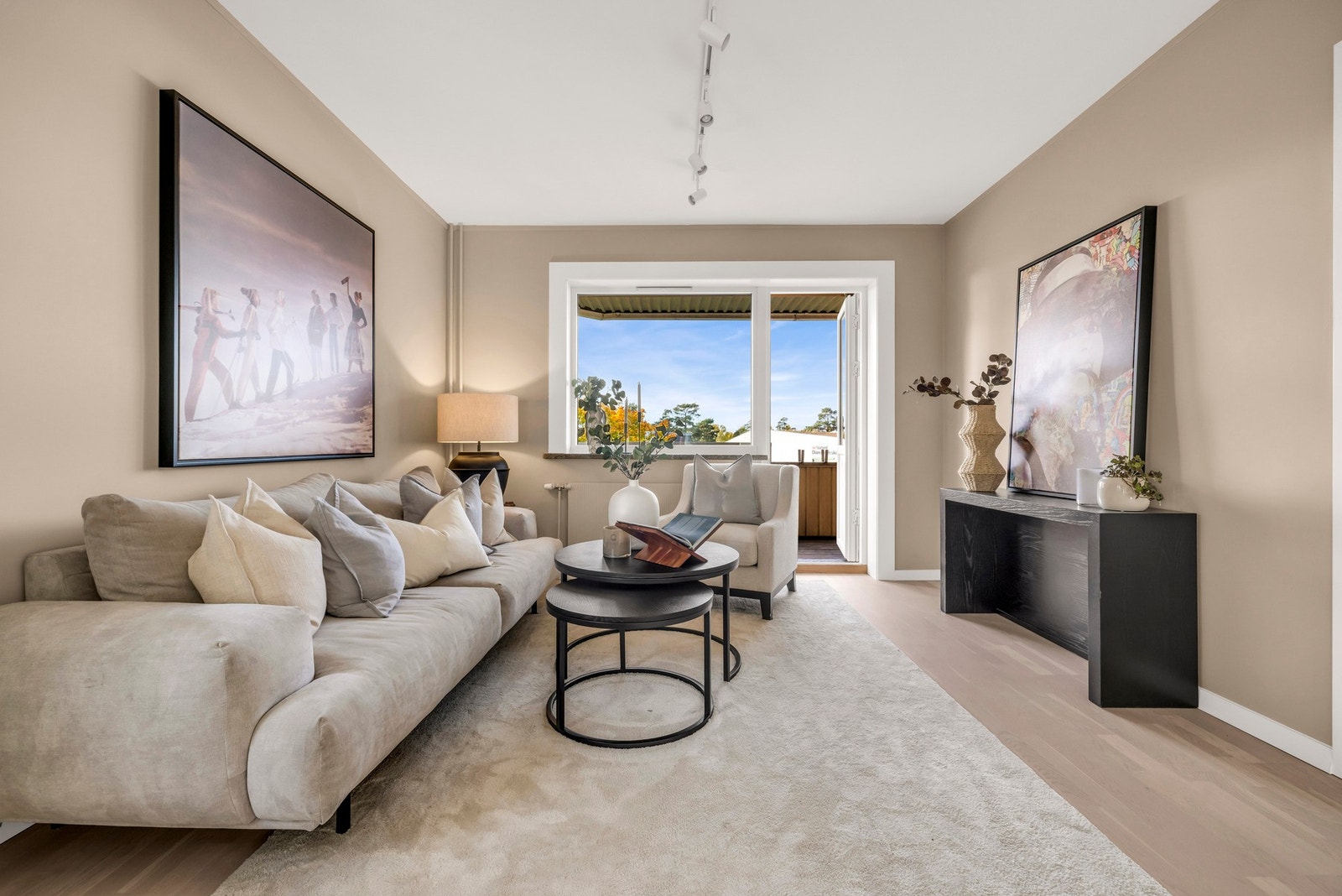 Fra stuen er det utgang til flott vestvendt balkong på ca. 9 kvm Galleribilde