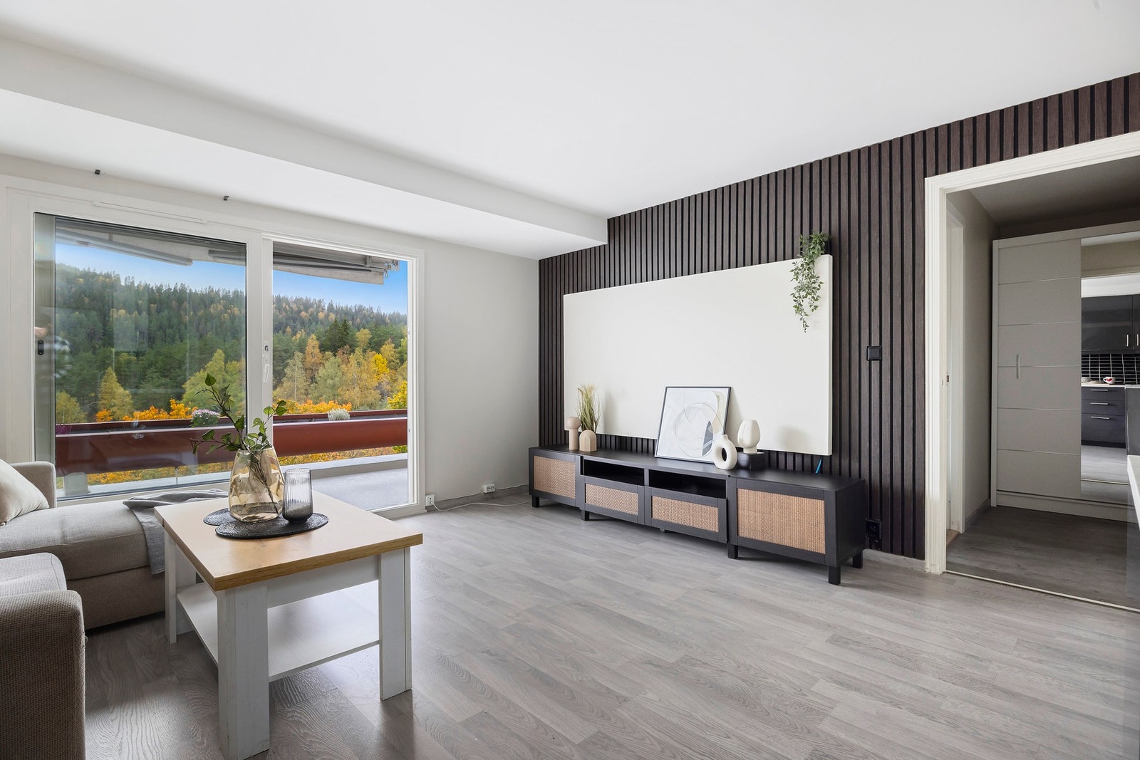 Stuen er enkel å møblere med naturlige soner for sofa, spisebord og TV. Den stilige speilveggen rammer inn mediesonen og gir rommet et moderne preg. Galleribilde