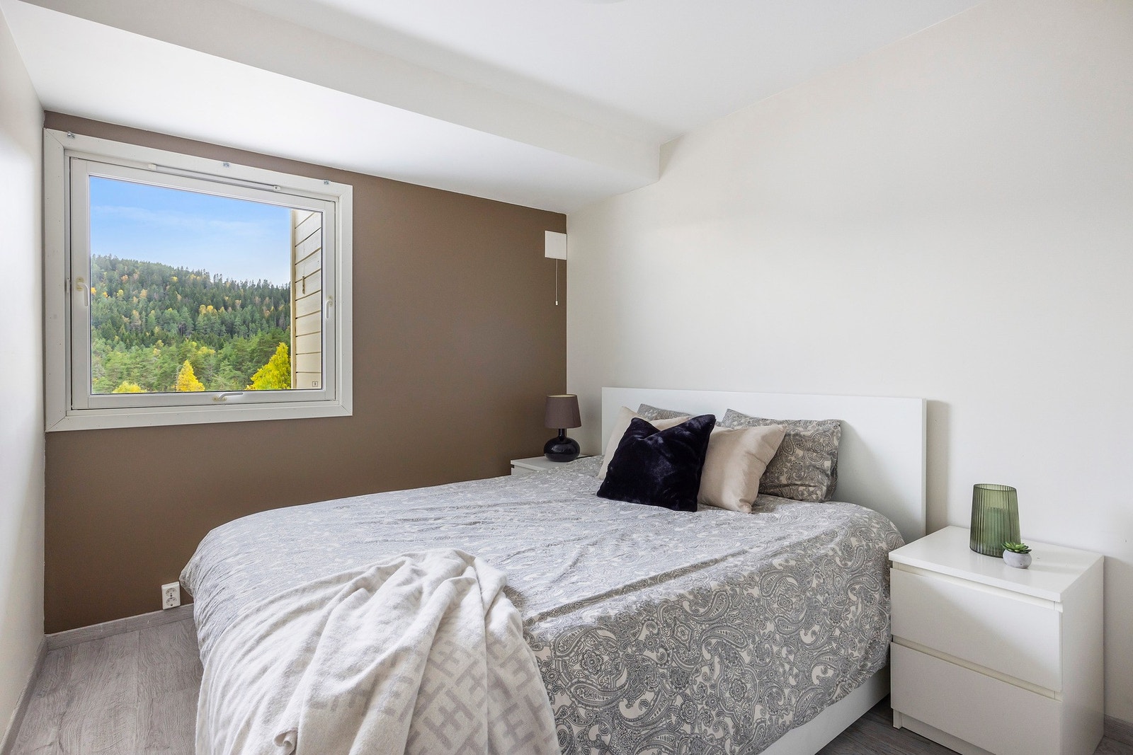 Soverommet har god plass til en større seng, nattbord og garderobeløsning etter behov. Galleribilde