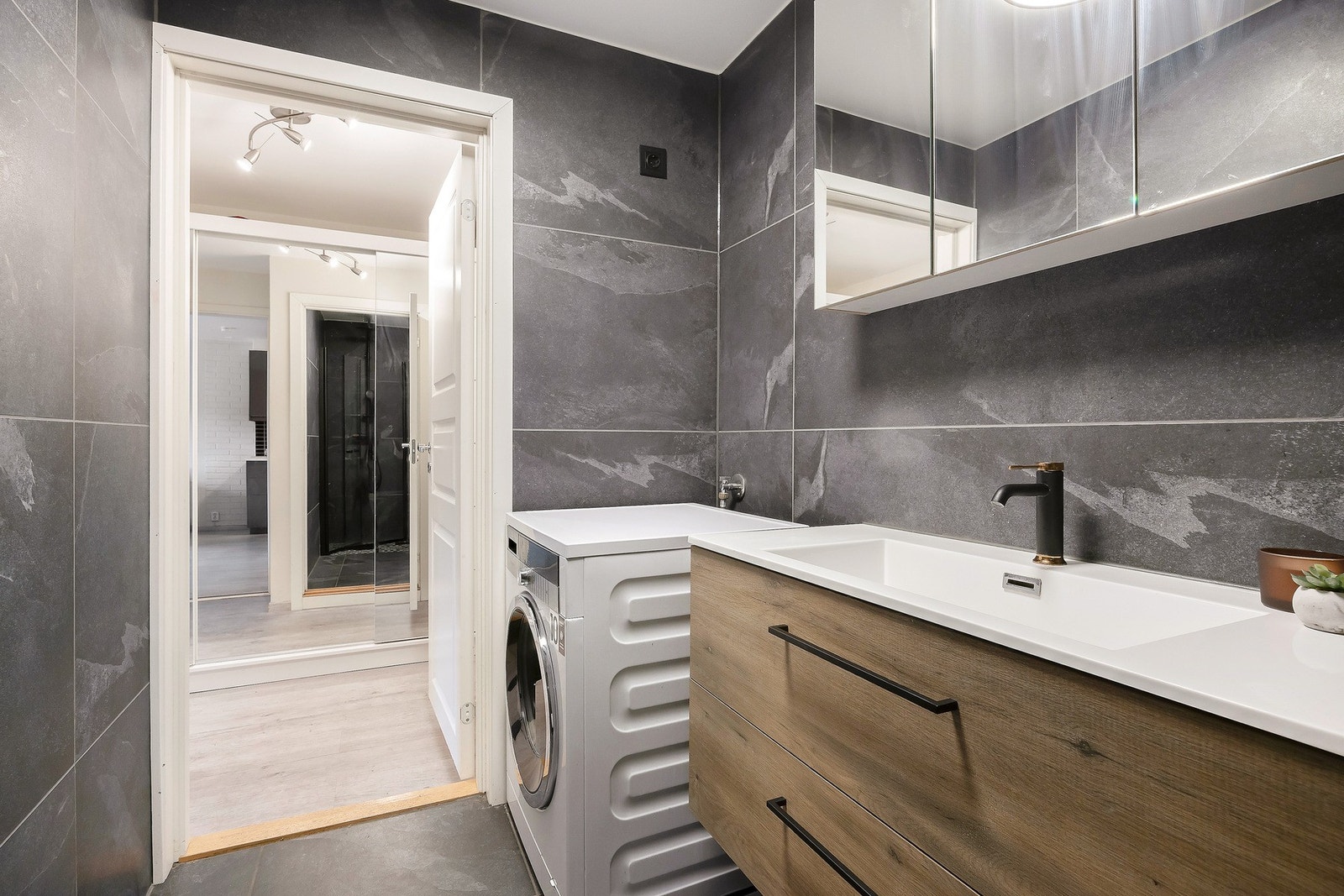 Dette er et bad med høy komfort og tidsriktig design. Galleribilde