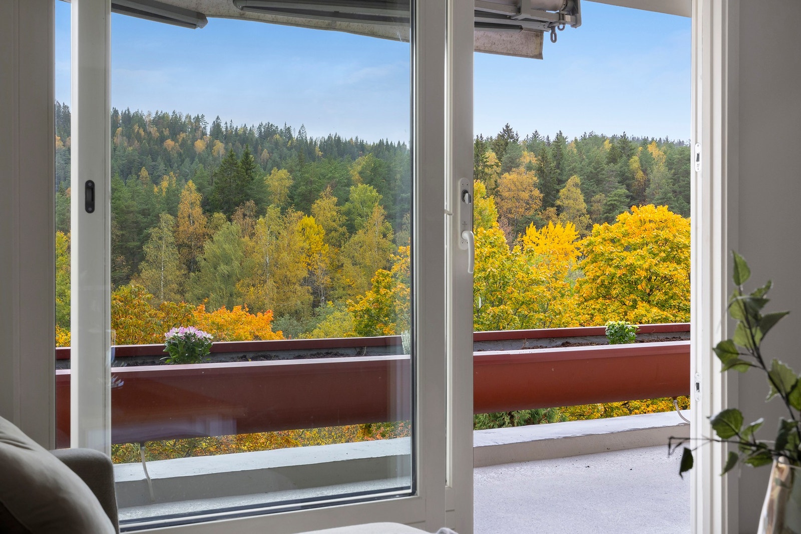 Fra stuen er det utgang til den vestvendte balkongen. Galleribilde