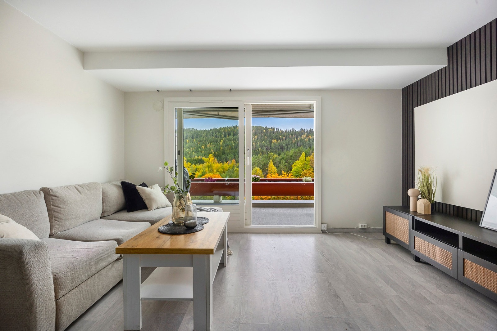 Sjekk ut denne flotte stuen! Stuen har en behagelig atmosfære med rikelig lysinnslipp og nydelig utsikt mot grønne omgivelser. Galleribilde