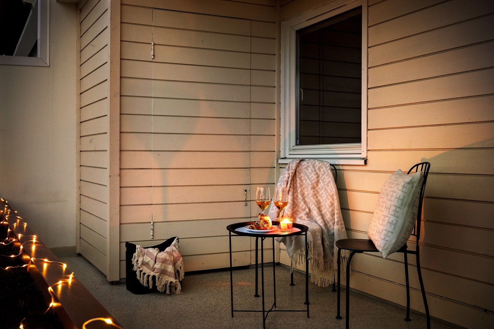 Her kan du skape din egen lille oase med utemøbler og planter. Galleribilde