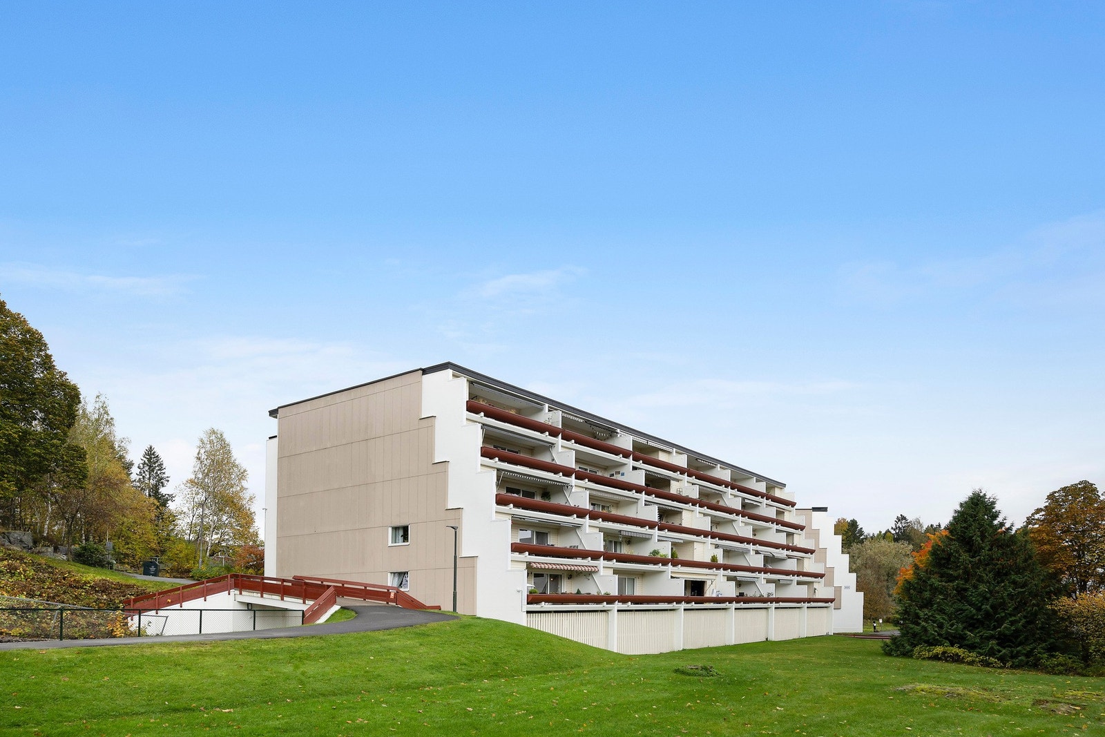 Leiligheten ligger i byggets 3. etasje i Vestliskogen borettslag. Galleribilde