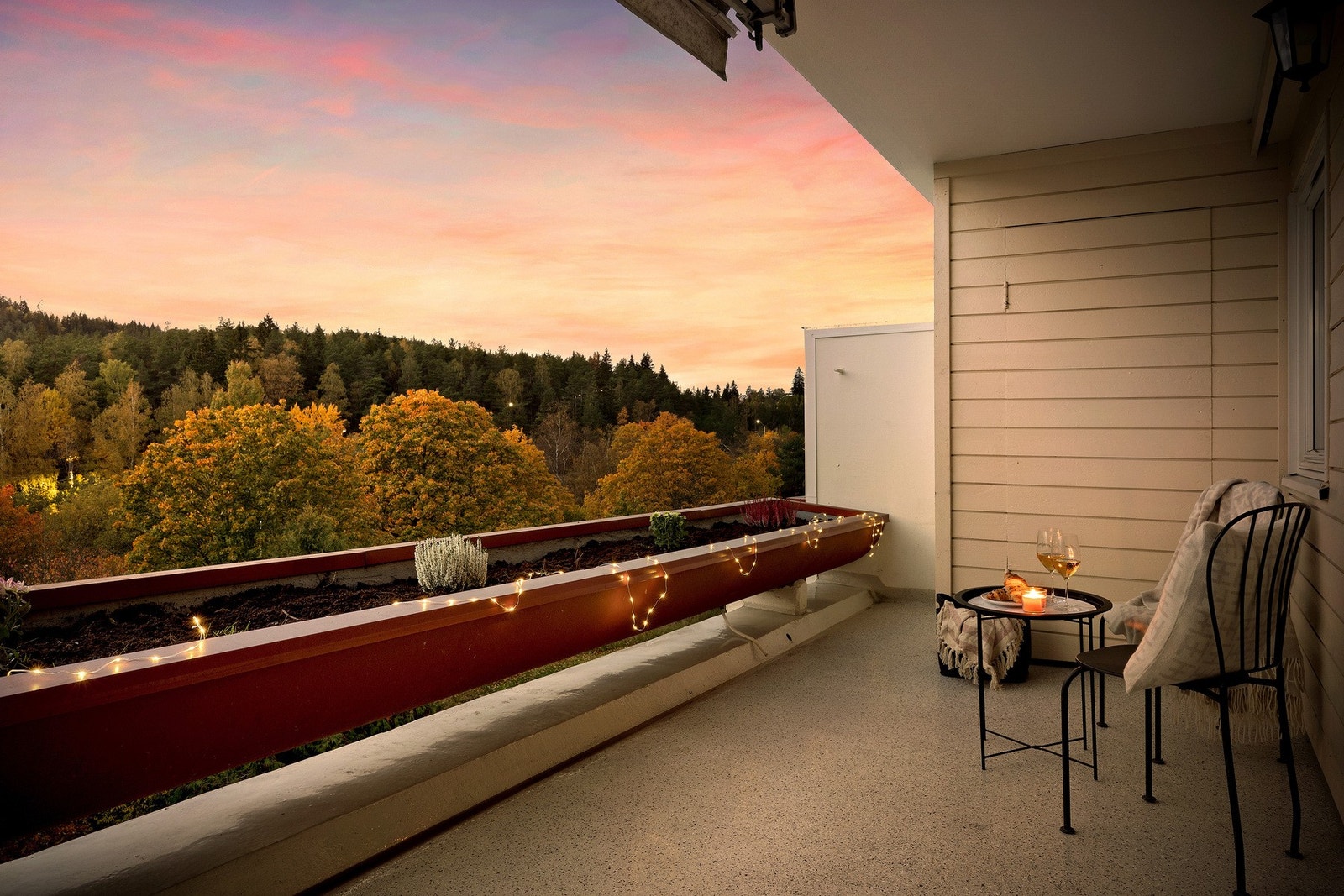 Balkongen har både markise, blomsterkasse og en praktisk bod på 2 kvm - perfekt for oppbevaring. Galleribilde