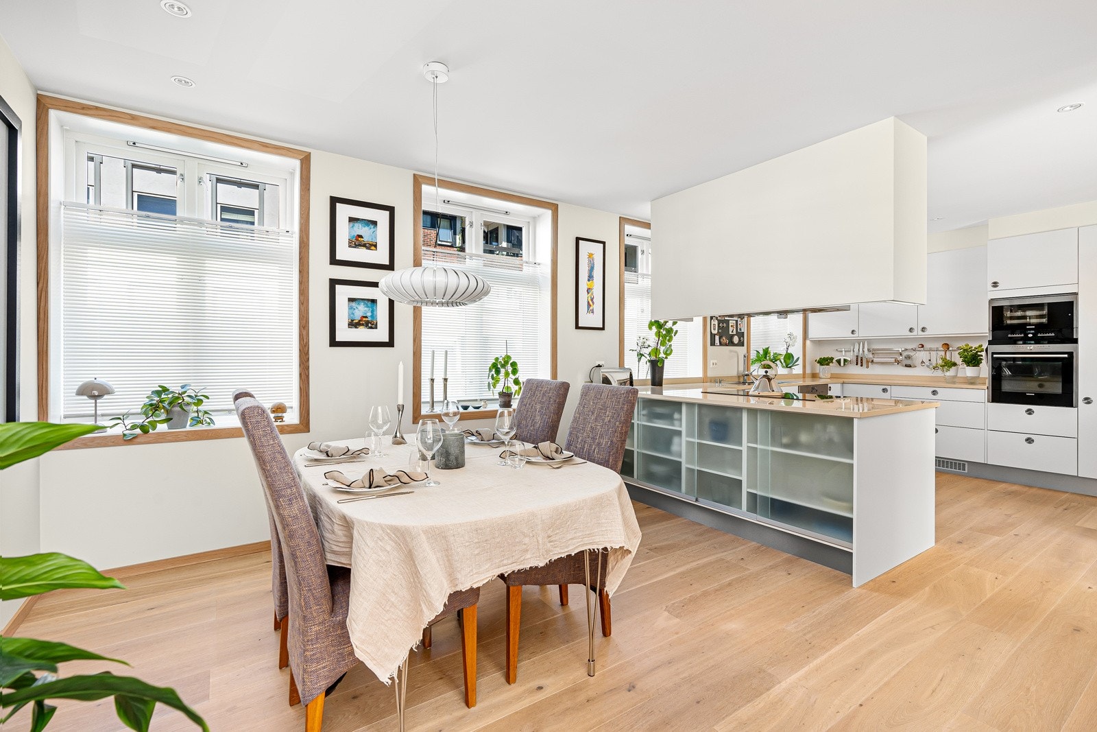 Flotte åpne løsninger mellom kjøkken og spisestue Galleribilde