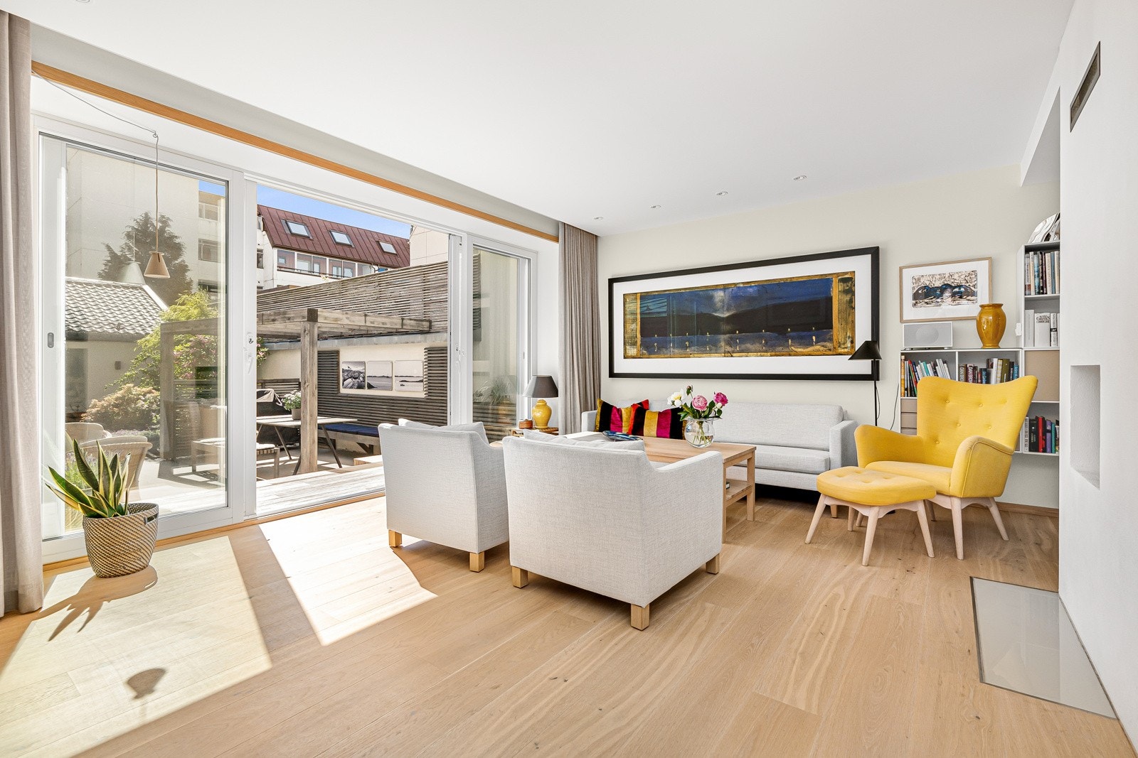 Fra stuen er det skyvedør ut til hagen Galleribilde