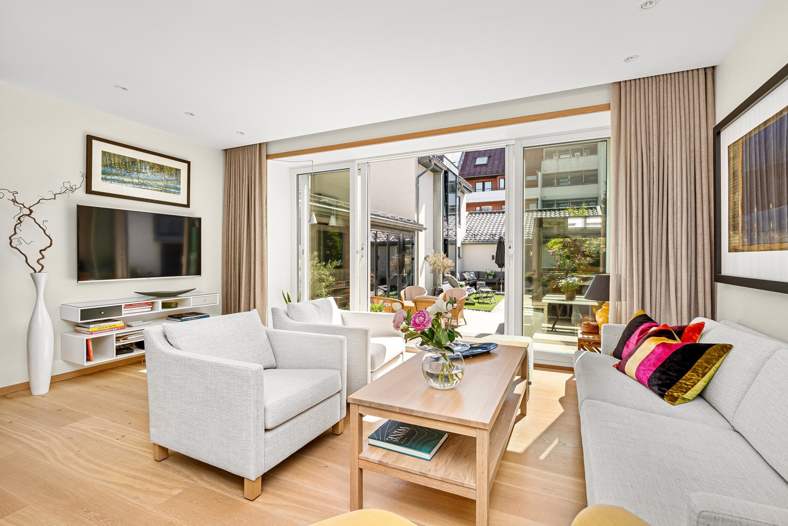 Fint med utgang til hagen også fra stuesonen i hoveddelen Galleribilde