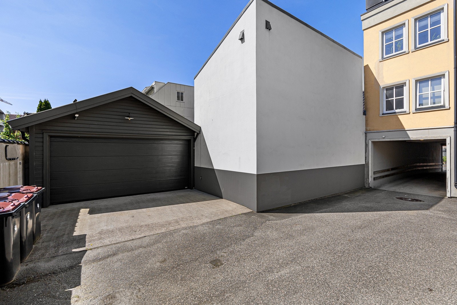 Garasjen har plass til to biler - inngang fra garasjen til hagen Galleribilde