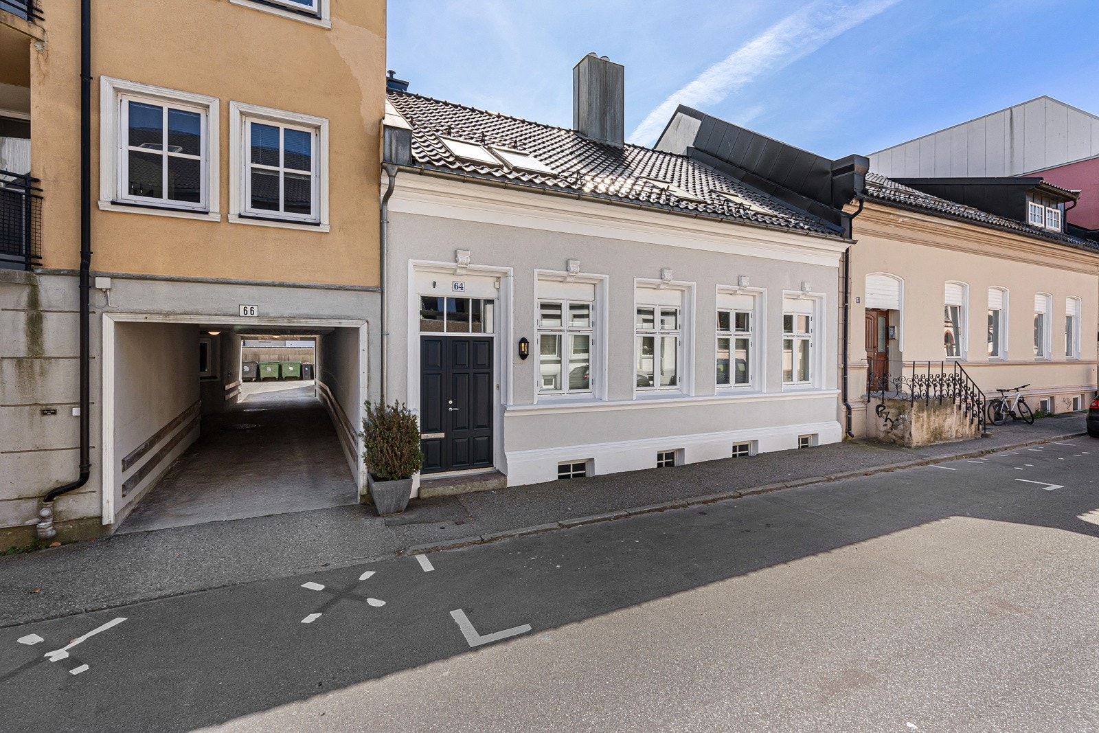 Inngang til garasje fra nabobygget - veirett over. Galleribilde