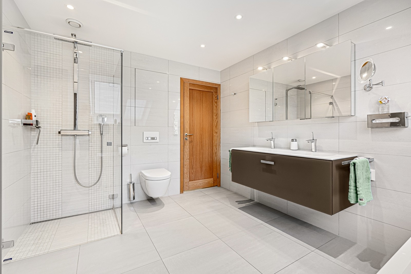 Stort flott bad i hoveddelens 2.etasje Galleribilde