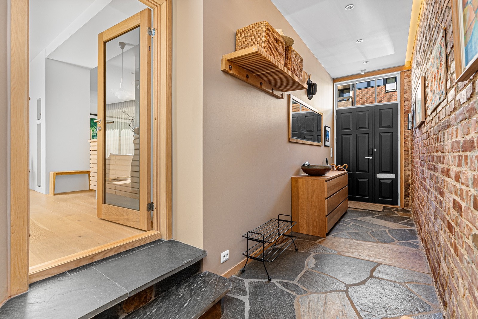 Inngangspartiet fra gate - inngang til ny del og hoveddel Galleribilde