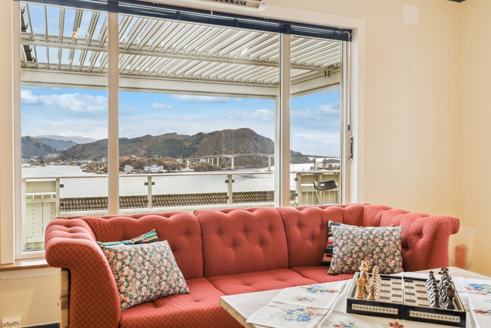 Her har ein nydeleg utsikt mot Måløybrua, fjorden og fjellheimen - tenk å kunne nyte dette synet kvar dag! Galleribilde