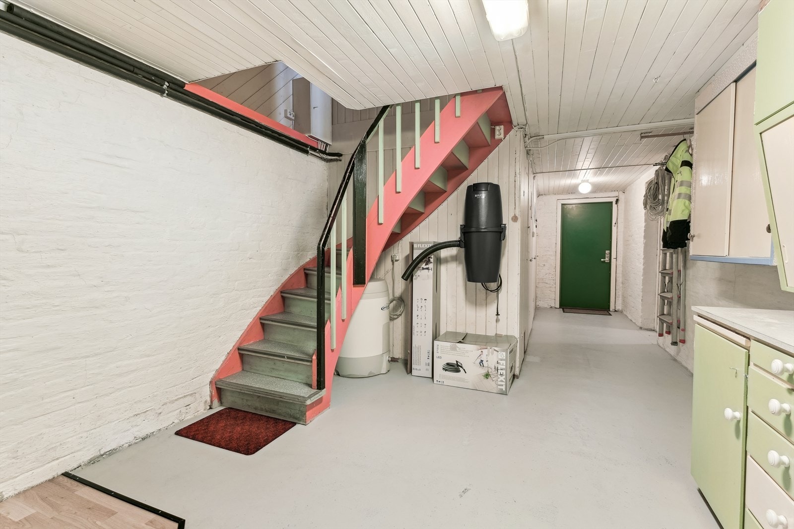 Underetasjen held noko eldre standard, men har mykje potensiale og er inndelt med fleire boder, verkstad og hobbyrom. Galleribilde