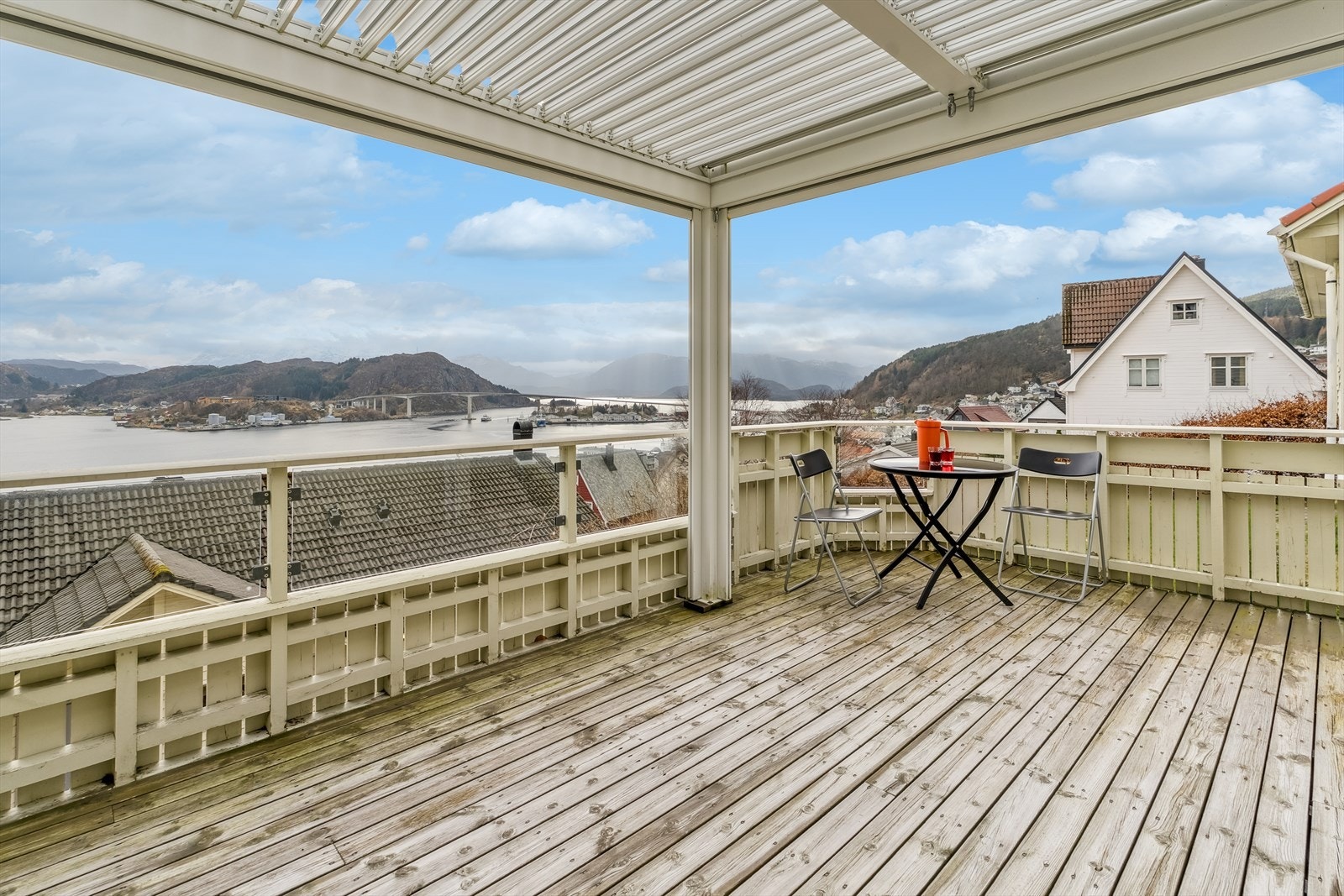 Frå både kjøkken og stove, har ein utgang til veranda med overbygd pergola. Galleribilde