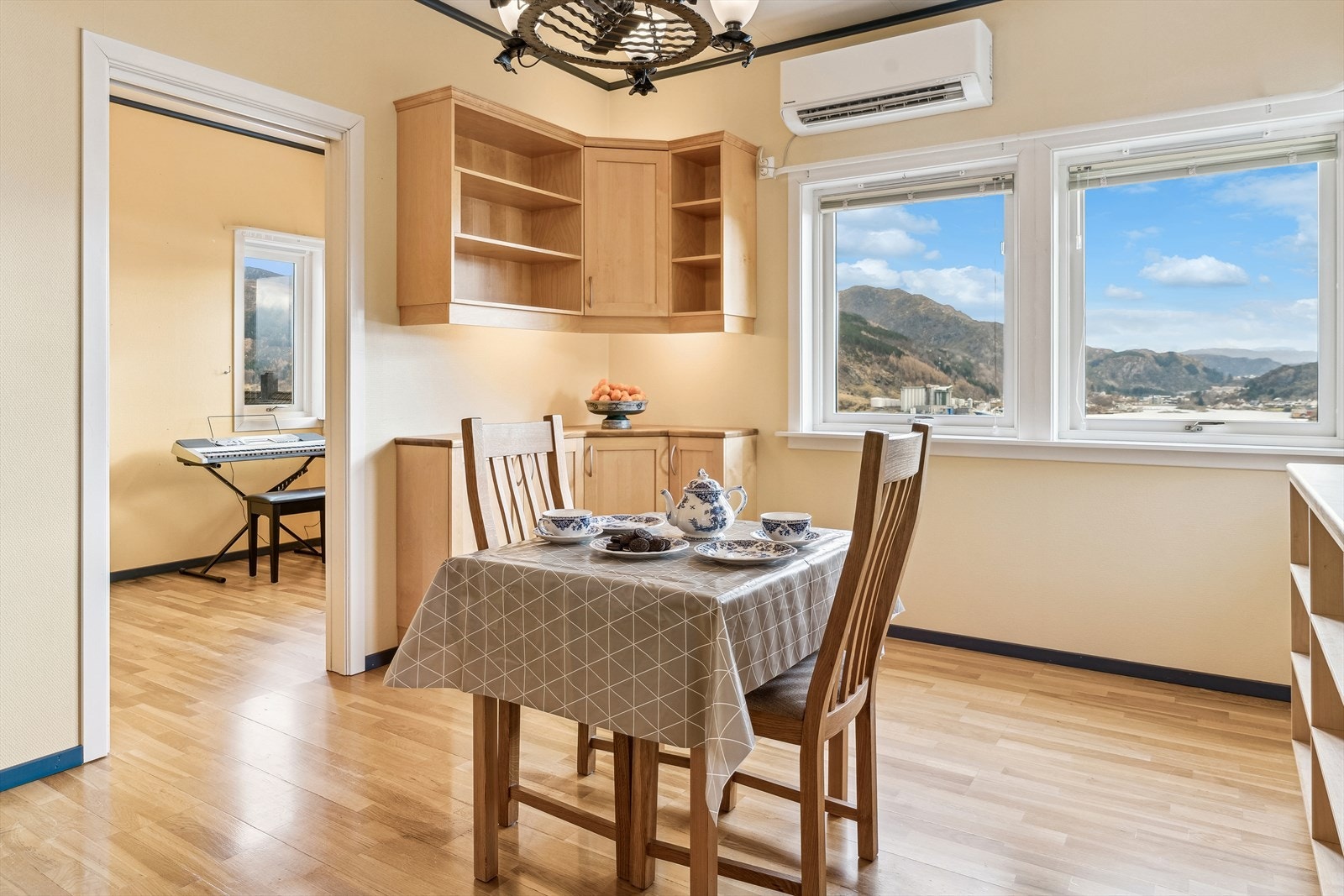 Like ved kjøkkenet ligg kontoret. Galleribilde