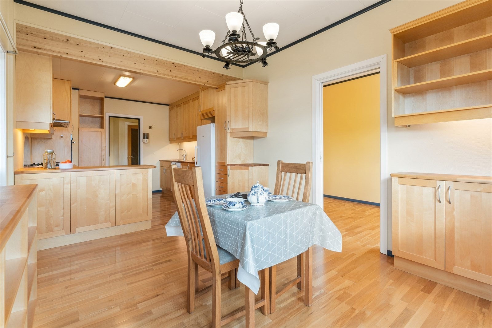 Godt med skap- og benkeplass i kjøkkeninnreiing frå lokal kvalitetsleverandør Espe Trevare, nytt i 2002. Galleribilde