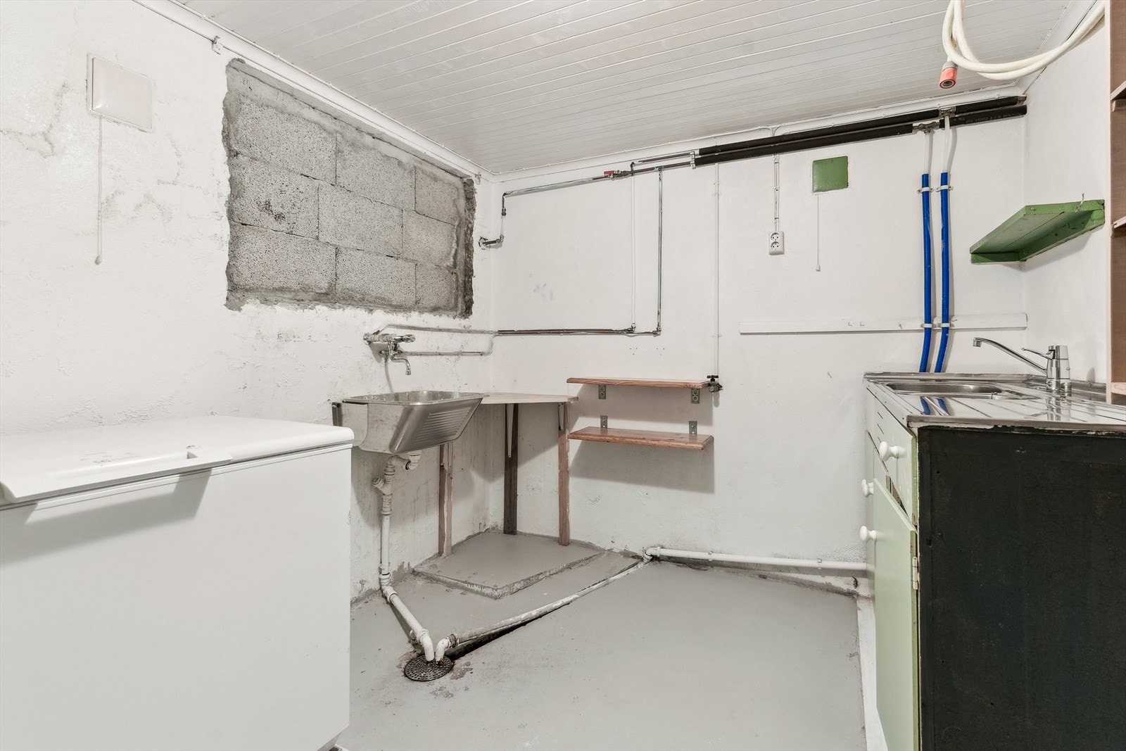 Praktisk vaskerom med innreiing, fleire skyllekar og sluk i golv. Galleribilde