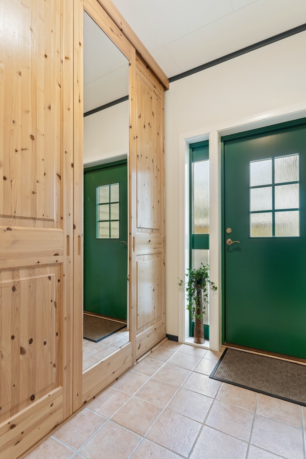 Velkomen inn! Det fyrste som møter deg er eit praktisk vindfang, med tilkomst frå begge sider og mykje lagringsplass i skyvedørsgarderobe. Galleribilde