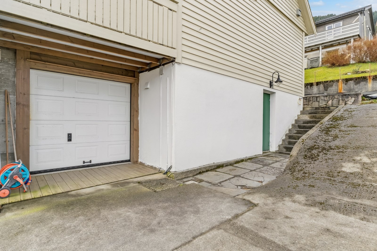 Det vart satt inn garasjeport i 2011. Eigedomen disponerer for øvrig to biloppstillingsplassar på naboeigedom langs Gate 3. Galleribilde