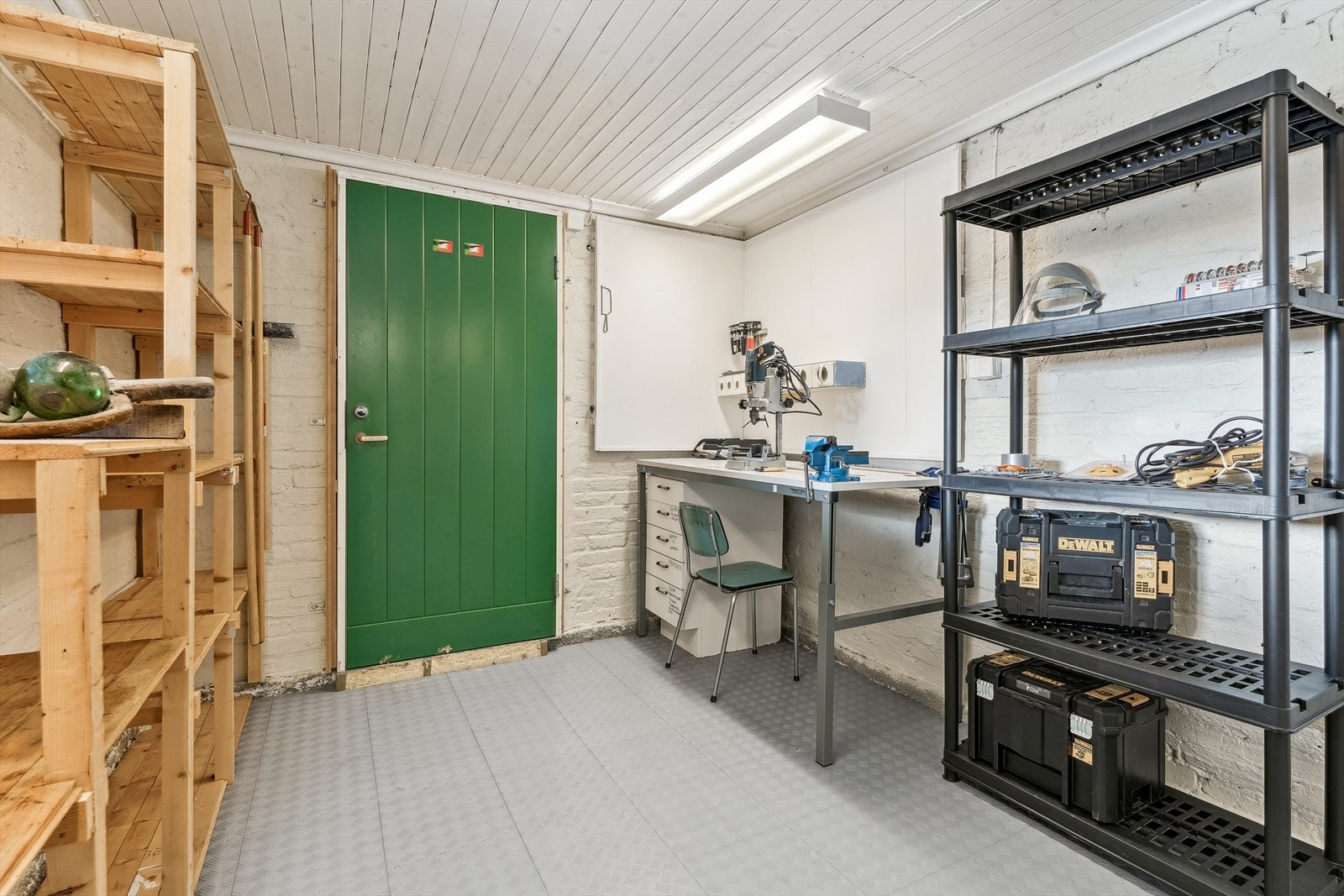 Her har ein godt med lagringsplass, samt direkte utgang til uteområde. Galleribilde