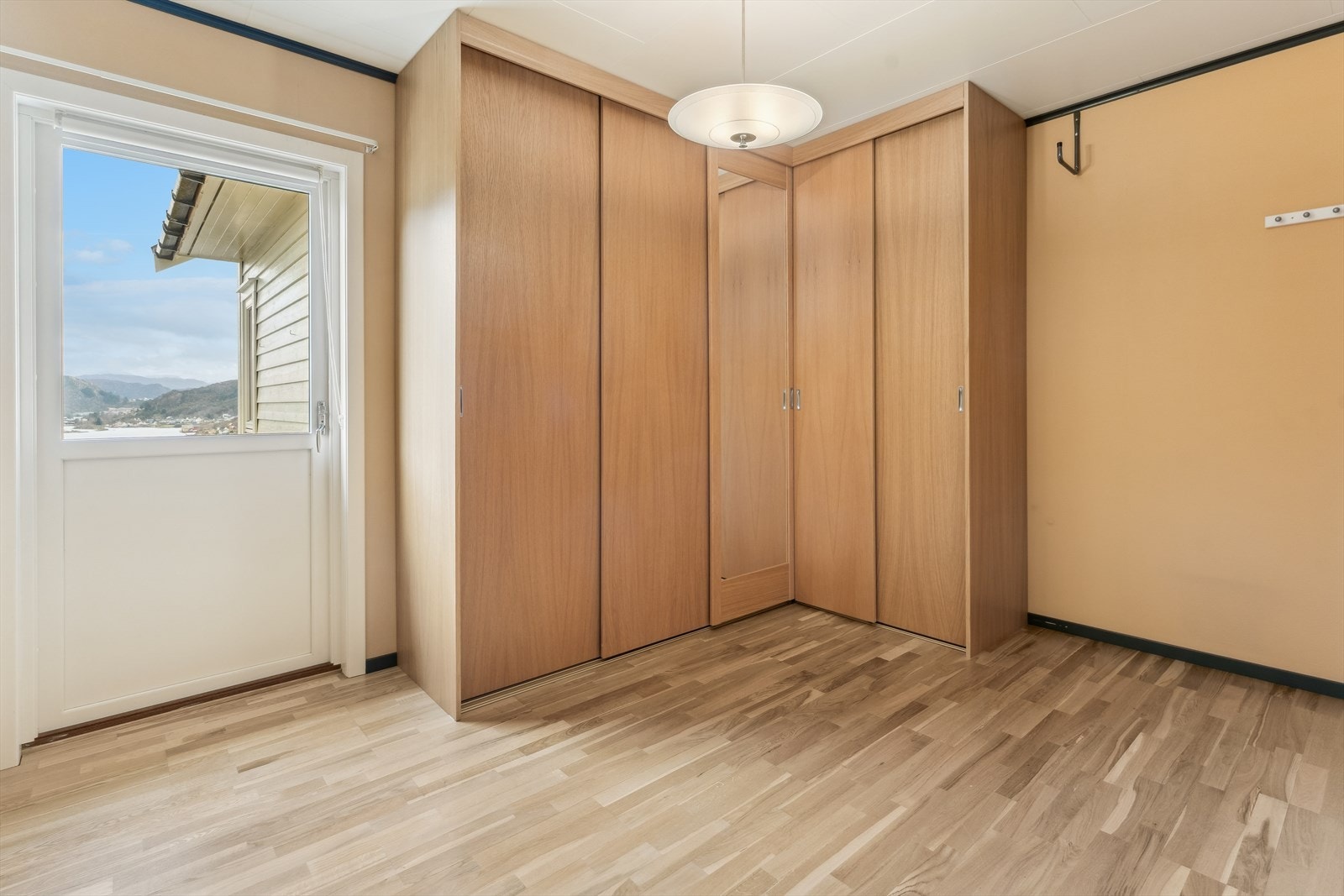 Hovedsoverommet ligg fint samla med badet, og har plass til dobbeltseng samt god lagringsplass i skyvedørsgarderobe. Galleribilde