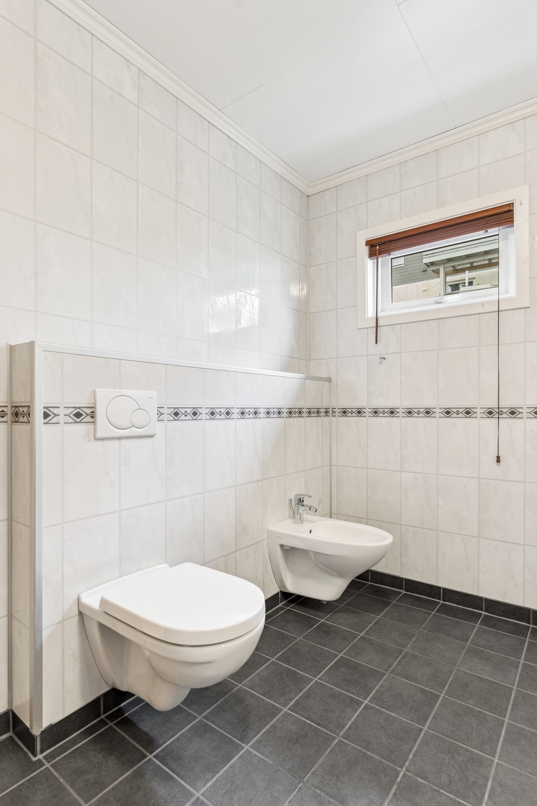 For øvrig utstyrt med dusjabinett, vegghengt toalett og bidè. Galleribilde