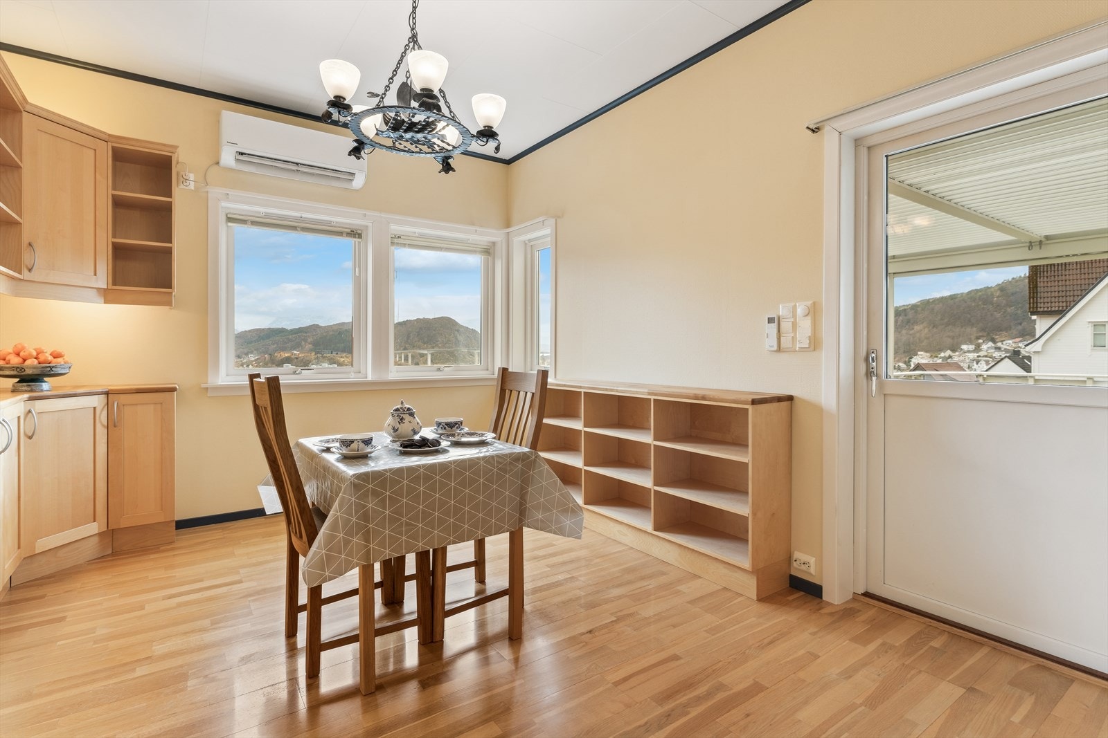 Den flotte utsikta blir eit naturleg samtaletema rundt middagsbordet når ein har venner og familie på besøk. Galleribilde