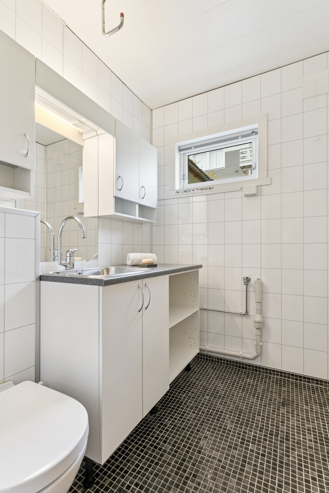 Vegg i vegg med badet ligg vaskerom og toalettrom, som var renovert i 2015. Galleribilde