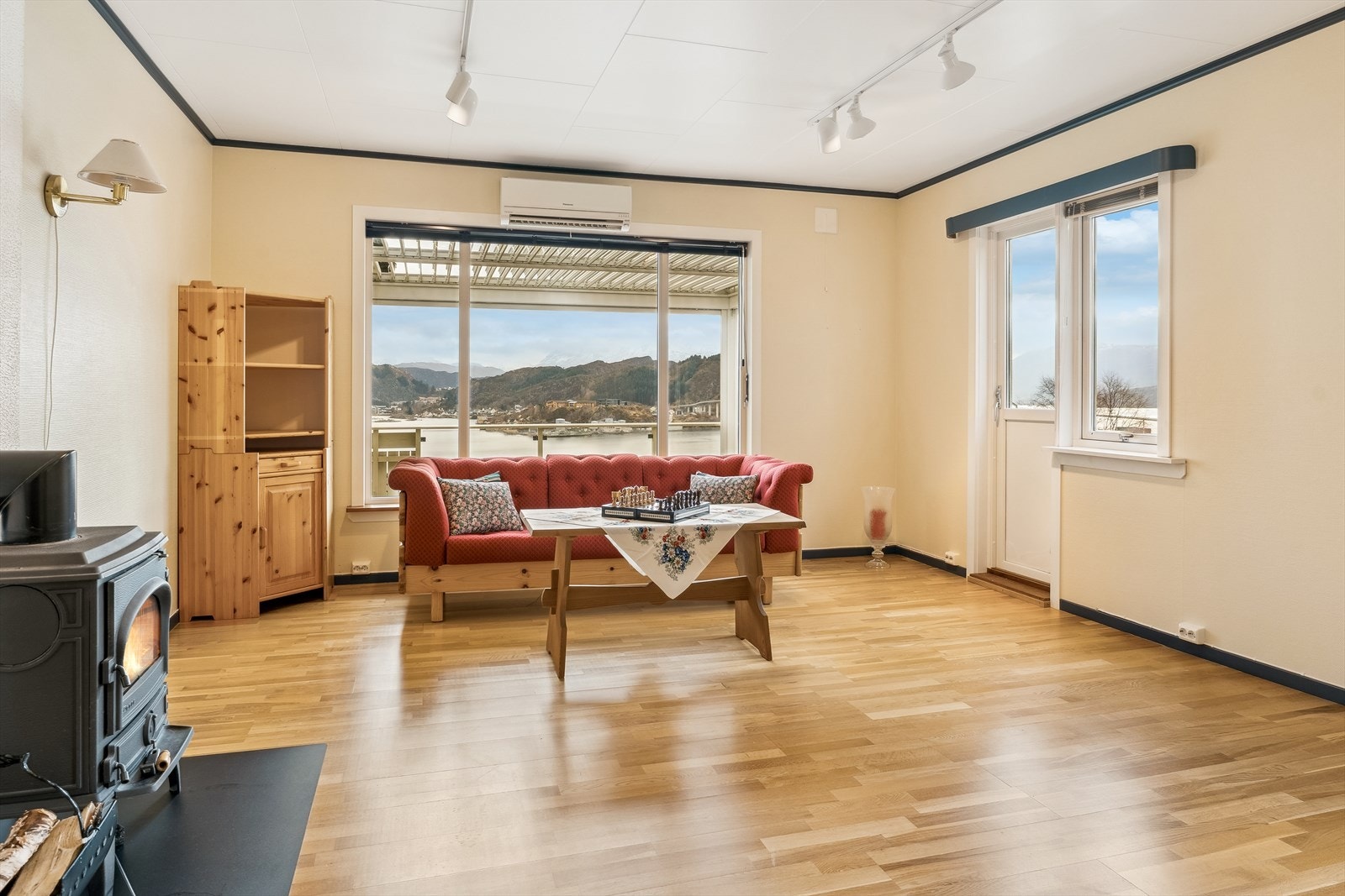 Stova er lys og opa, med god plass til variert møblering, samt både vedomn og varmepumpe for jamn og god temperatur året rundt. Galleribilde