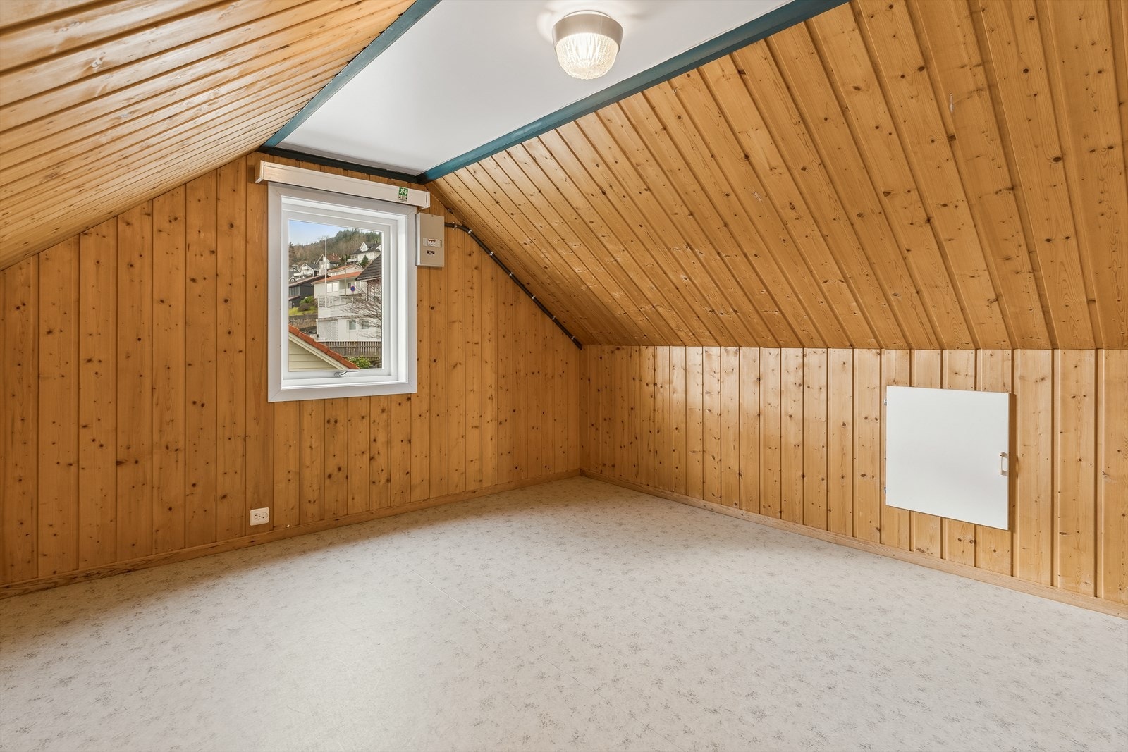 Dette rommet har vore nytta som soverom, med god plass til seng og øvrig møblement. Galleribilde