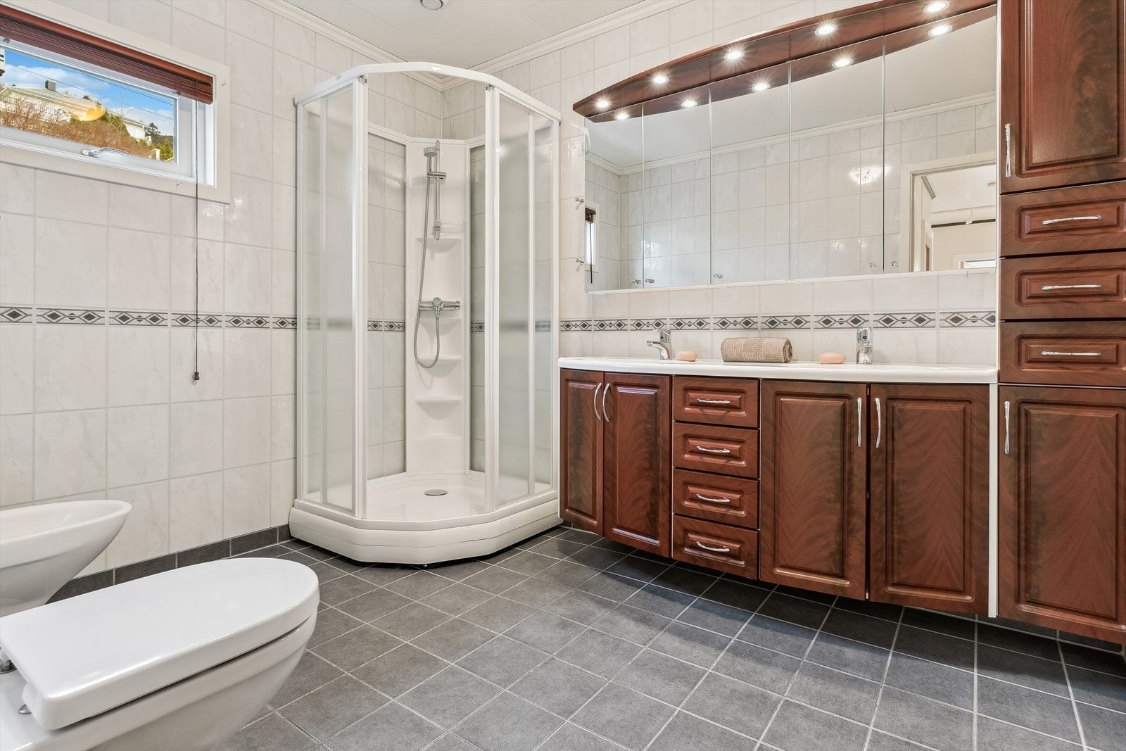 Badet er av god størrelse, og var renovert i 2008. Galleribilde